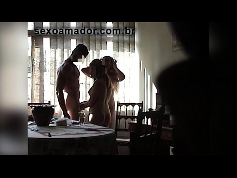 ❤️ Amigos sexuais convidam um homem gigante e uma ménage à trois com ele ❤❌ Porno em nós