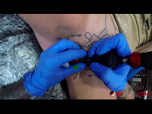 ❤️ Extremamente tatuada, a brasa Sully Savage fez uma tatuagem em seu clítoris ❤❌ Porno em nós